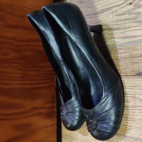 Black round toed kitten heel Aldo shoes - Picture 2 of 3